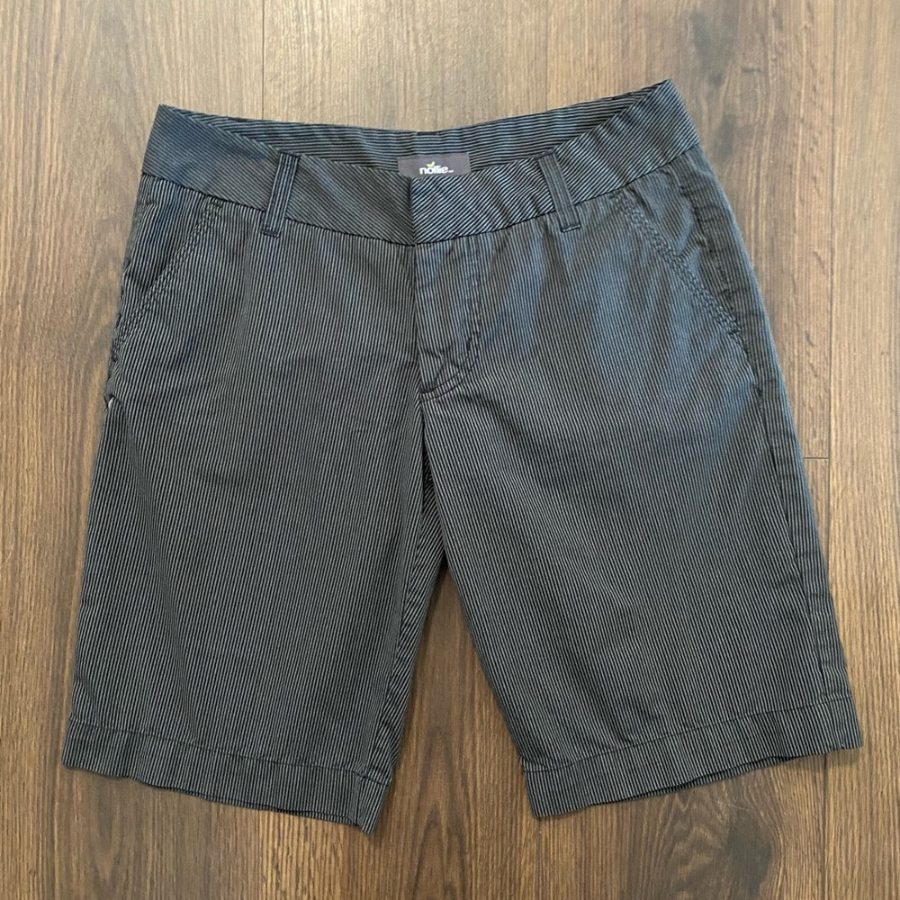 Junior’s Nollie Grey Stripe Dress Shorts Sz 1